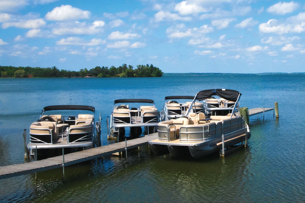 Docking A Pontoon Boat 6 Easy Steps Boatsetter