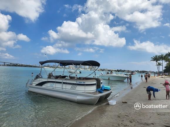 22' Tritoon Super Clean Family & Dog Friendly Jupiter Pick Up