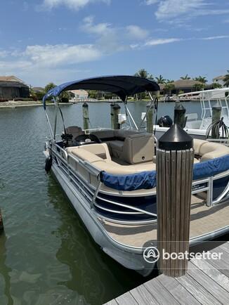 "Sun-Tracker Party Barge DLX Elite Pontoon: Ultimate Water Fun!"